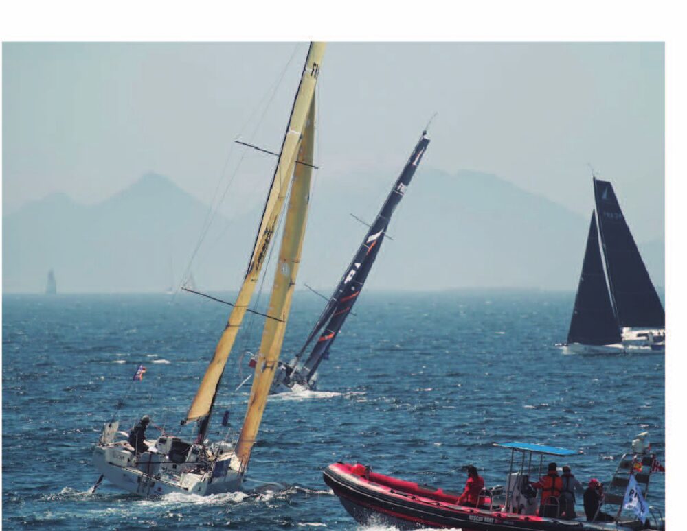 Veleros Figaro con las Islas Cíes al fondo