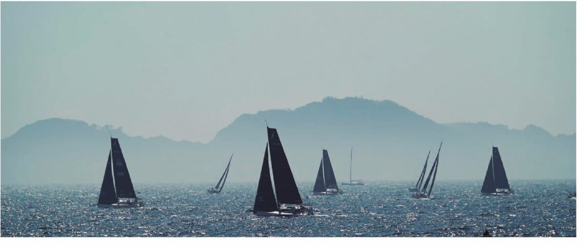La flota de La Solitaire du Figaro saliendo de la ría de Vigo