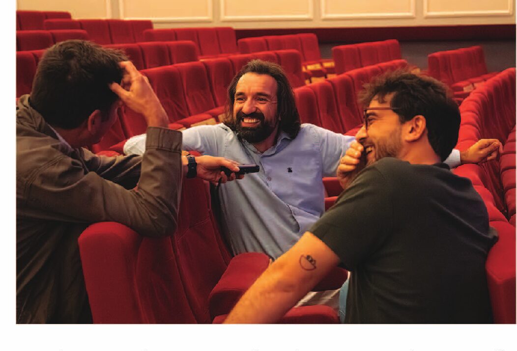 Miguel Lago con su equipo en el teatro