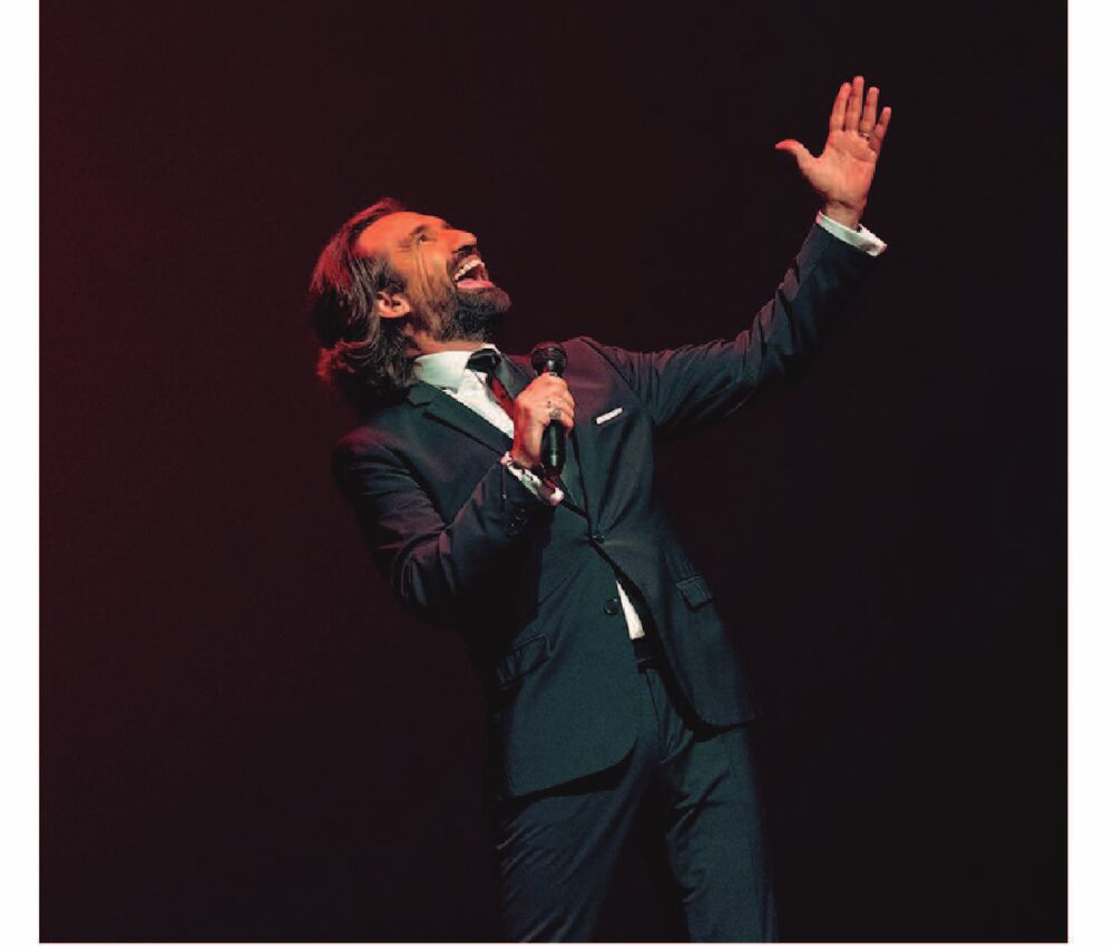 Miguel Lago sobre el escenario