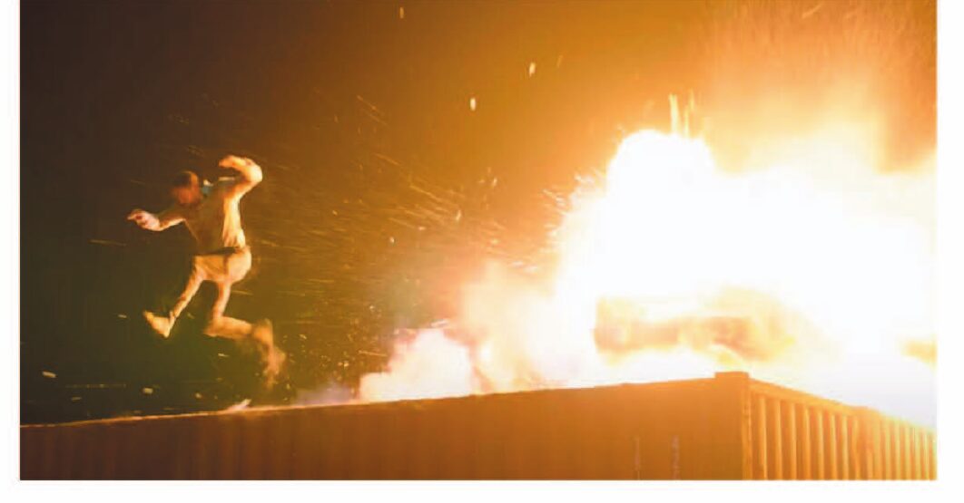 Escena de acción con explosión