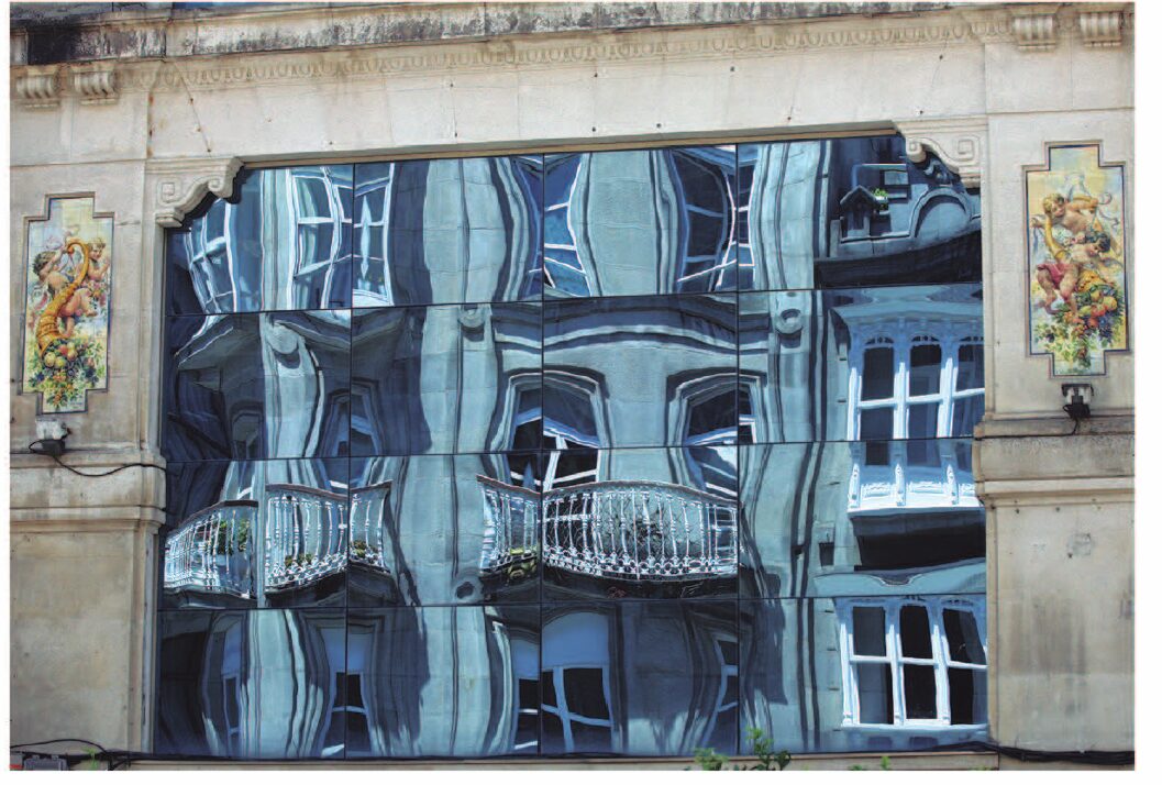 Edificio con detalles florales de azulejos en Policarpo Sanz